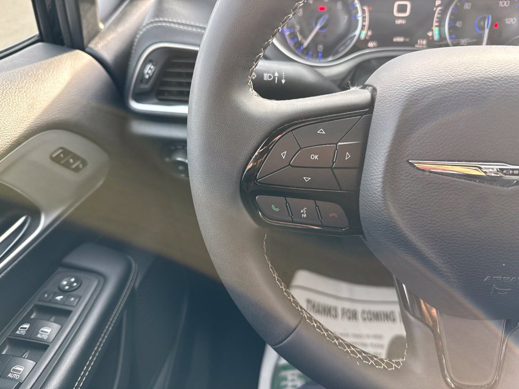 Used 2025 Chrysler Pacifica Limited FWD image 37