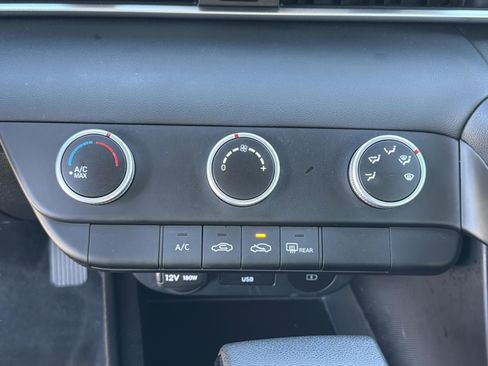 Used 2025 Hyundai Elantra SE image 12