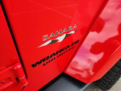 Used 2017 Jeep Wrangler Unlimited Sahara w/ Max Tow Package image 12