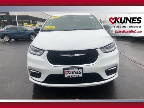 Used 2024 Chrysler Pacifica Touring-L FWD image 13