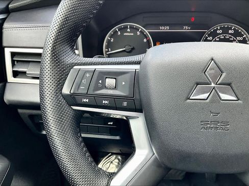 Used 2023 Mitsubishi Outlander SE image 23