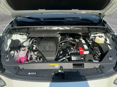 Used 2025 Toyota Highlander XLE image 19