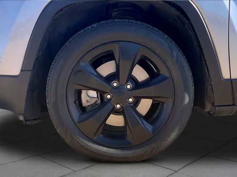 Used 2017 Jeep Cherokee Sport image 10