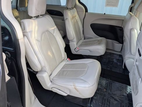 Used 2021 Chrysler Pacifica Touring-L image 24