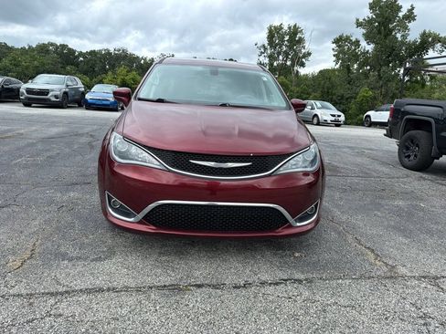 Used 2018 Chrysler Pacifica Touring Plus w/ Tire & Wheel Group FWD image 2