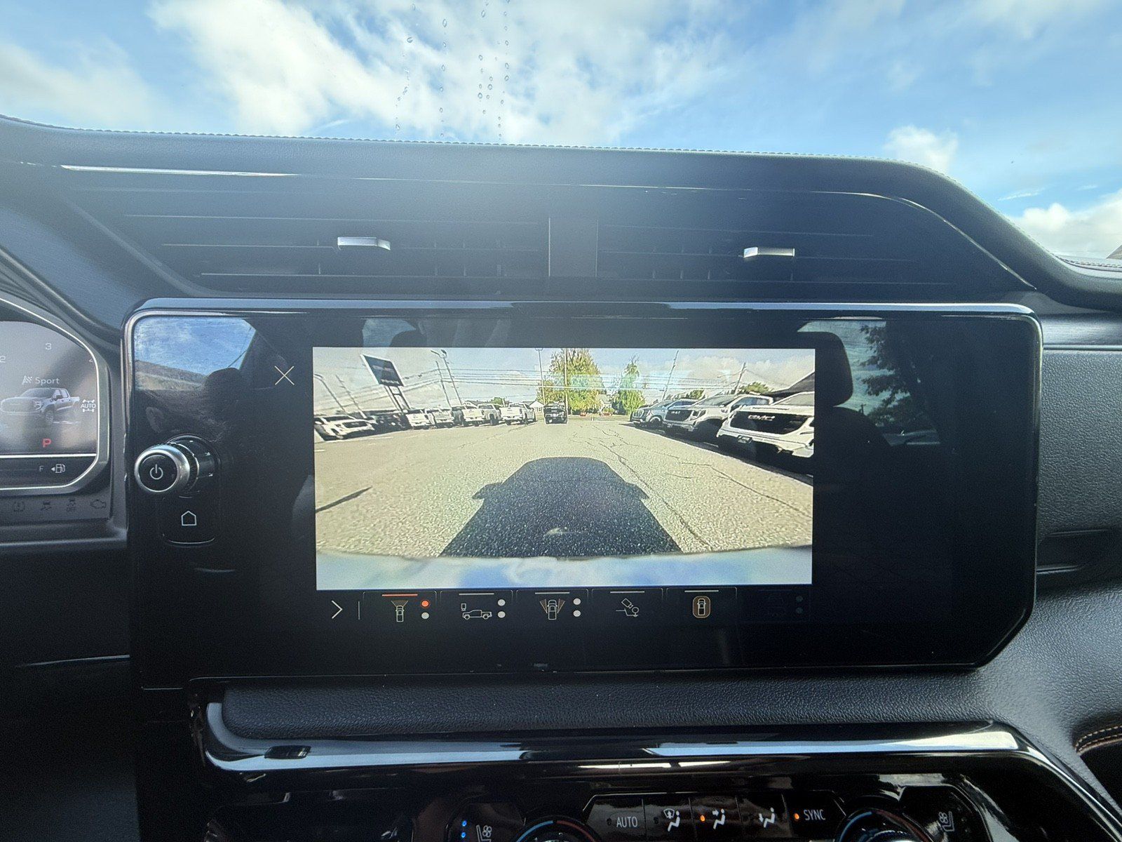 Used 2024 GMC Sierra 1500 AT4 w/ Technology Package AWD/4WD image 18