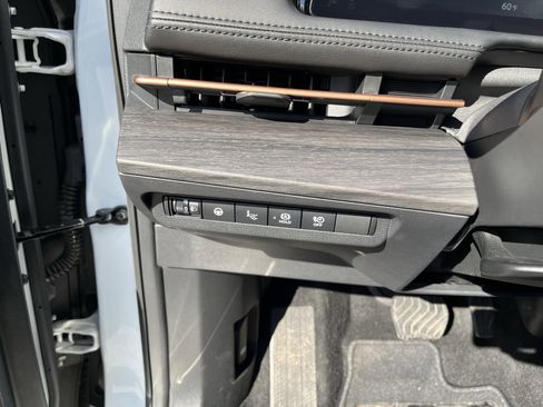 Used 2023 Nissan Ariya AWD image 13