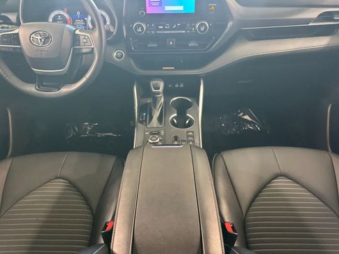 Used 2025 Toyota Highlander XSE AWD/4WD image 4