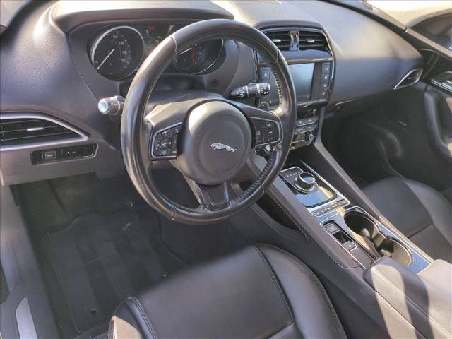 Used 2017 Jaguar F-PACE Premium AWD/4WD image 10