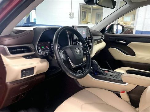 Used 2021 Toyota Highlander XLE AWD/4WD image 8