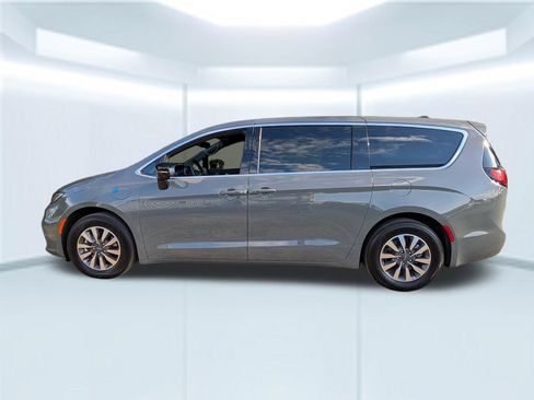 Used 2025 Chrysler Pacifica Select FWD image 2