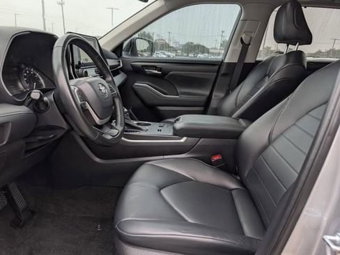 Used 2023 Toyota Highlander XLE FWD image 27