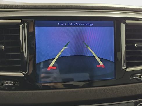 Used 2017 Chrysler Pacifica Touring w/ Tire & Wheel Group FWD image 27