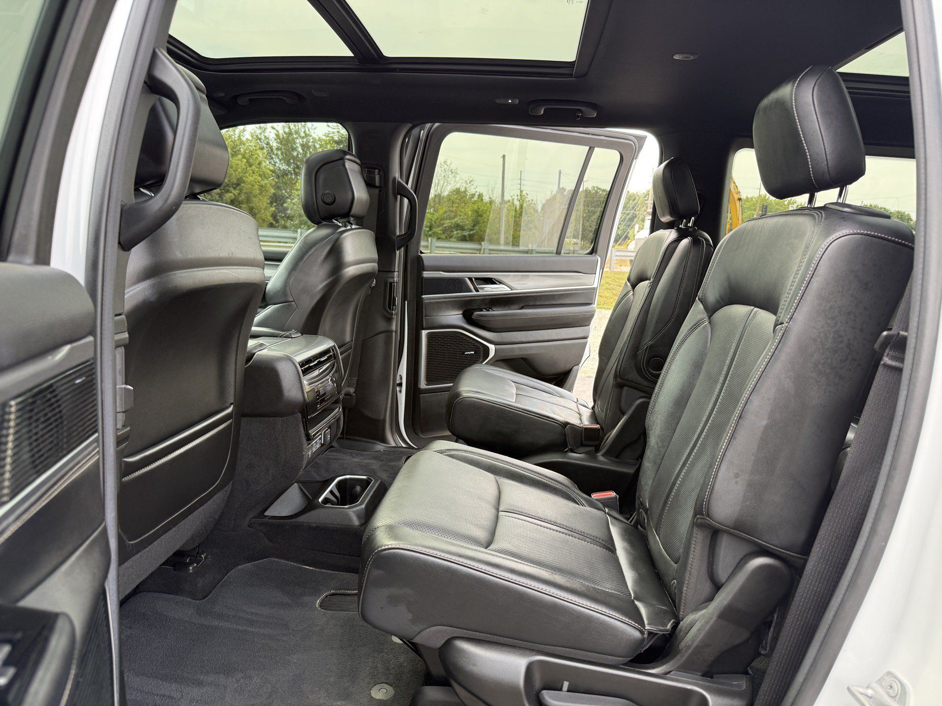Used 2022 Jeep Wagoneer Series II AWD/4WD image 32