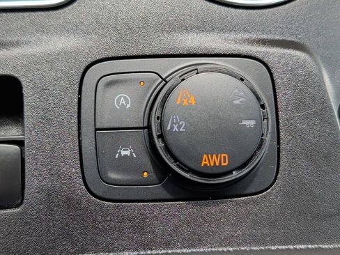 Used 2023 Chevrolet Traverse LT w/ LT Premium Package AWD/4WD image 45