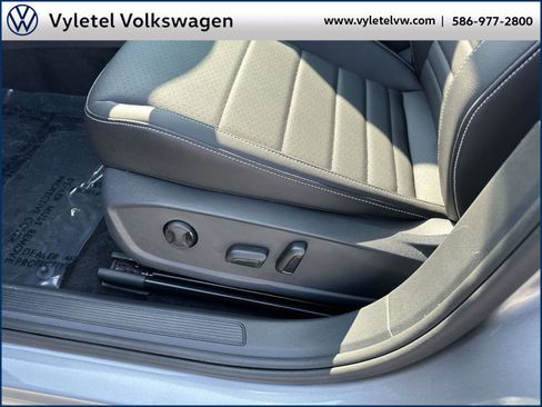 Certified 2024 Volkswagen Jetta SE w/ Panoramic Sunroof Package image 18