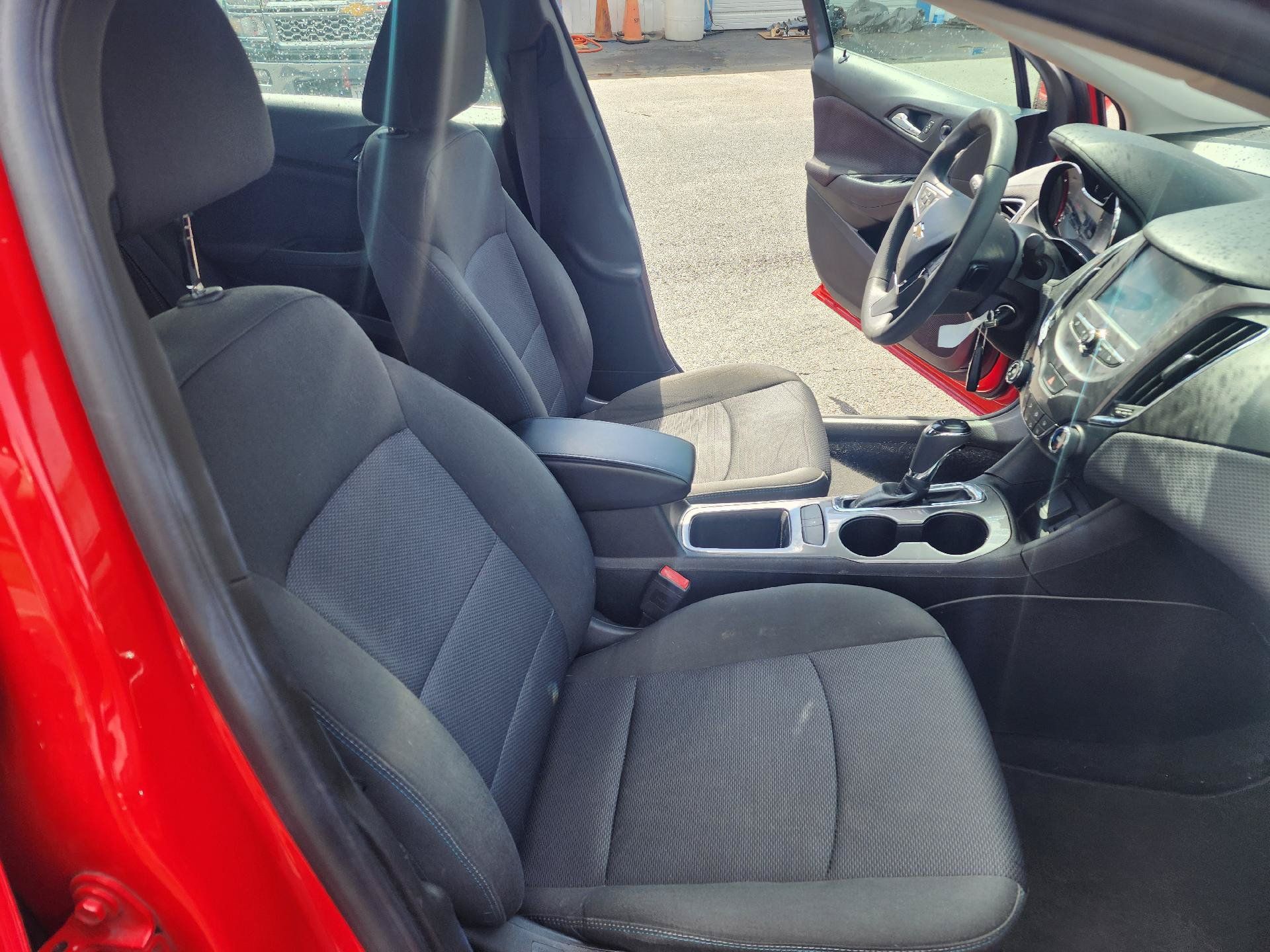 Used 2018 Chevrolet Cruze LT FWD image 11