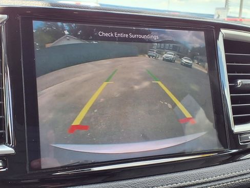 Used 2021 Chrysler Pacifica Touring-L FWD image 10