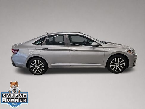 Used 2025 Volkswagen Jetta SE FWD image 2