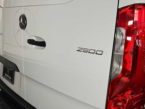 Used 2025 Mercedes-Benz Sprinter 2500 image 16