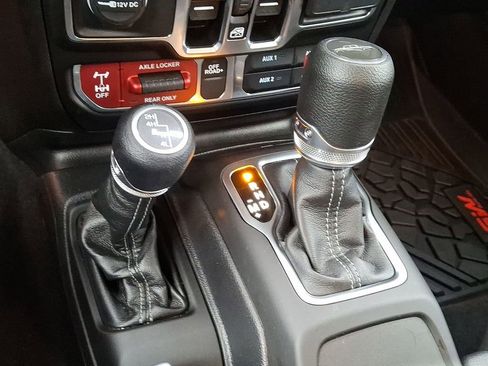Used 2025 Jeep Gladiator Mojave w/ Convenience Group AWD/4WD image 14