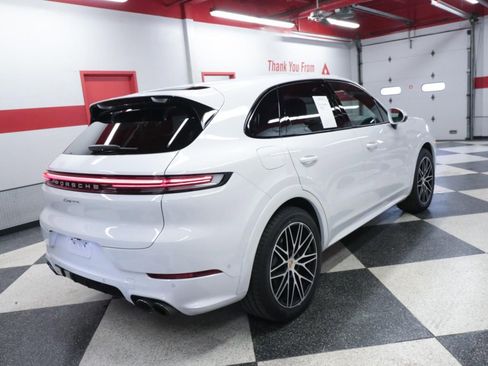 Used 2024 Porsche Cayenne AWD/4WD image 7