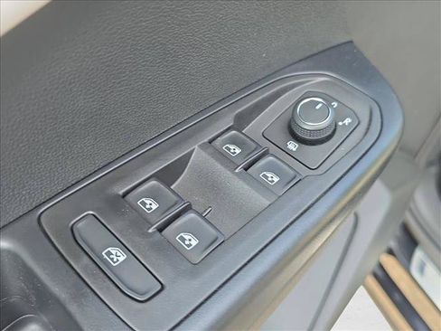 New 2026 Volkswagen Taos SE FWD image 5
