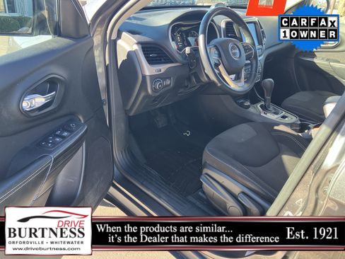 Used 2017 Jeep Cherokee Latitude w/ Cold Weather Group image 11