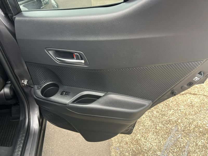 Used 2021 Toyota C-HR XLE FWD image 10