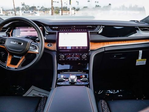 New 2025 Jeep Grand Cherokee Summit image 15