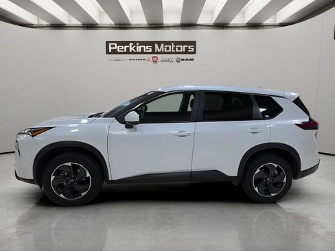Used 2025 Nissan Rogue SV AWD/4WD image 2