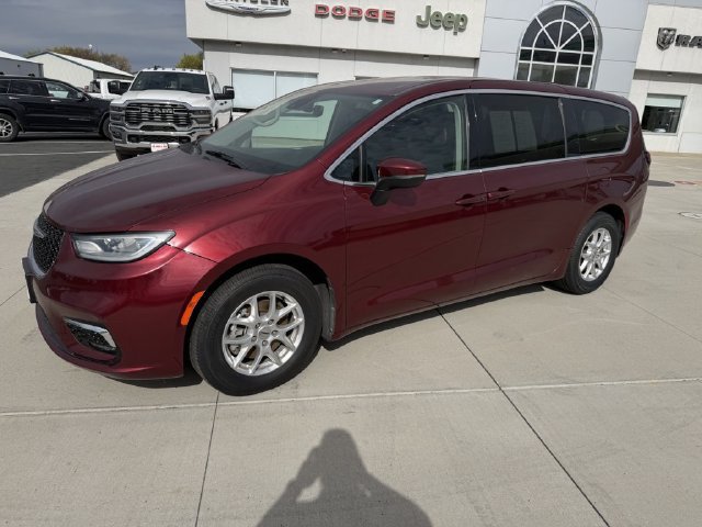 Used 2023 Chrysler Pacifica Touring-L FWD image 5