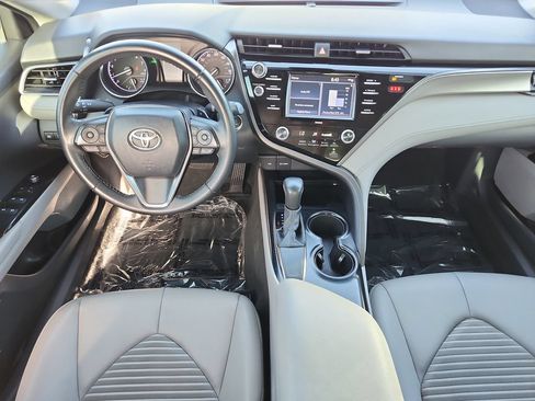 Used 2020 Toyota Camry SE w/ Convenience Package FWD image 18