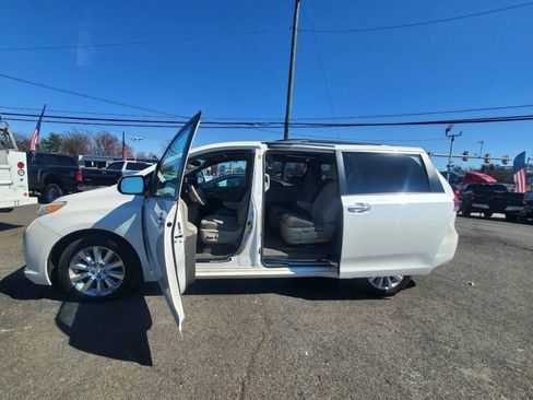 Used 2012 Toyota Sienna Limited w/ Premium Pkg image 9