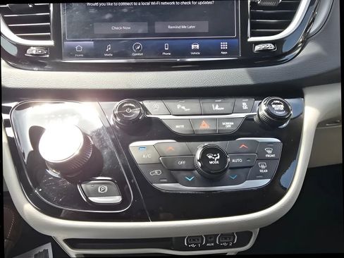 Used 2024 Chrysler Pacifica Touring-L FWD image 28