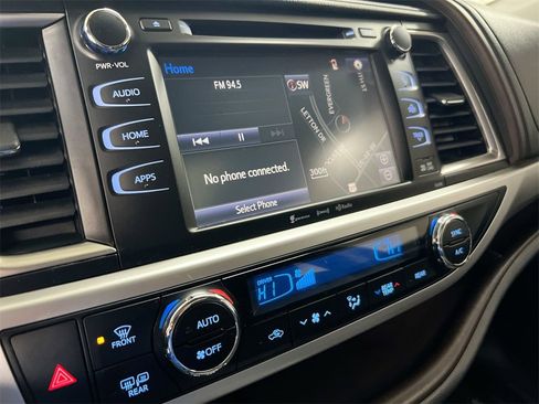 Used 2019 Toyota Highlander XLE image 14