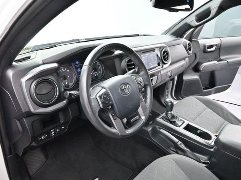 Used 2018 Toyota Tacoma TRD Off-Road AWD/4WD image 12