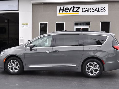 Used 2022 Chrysler Pacifica Limited image 25