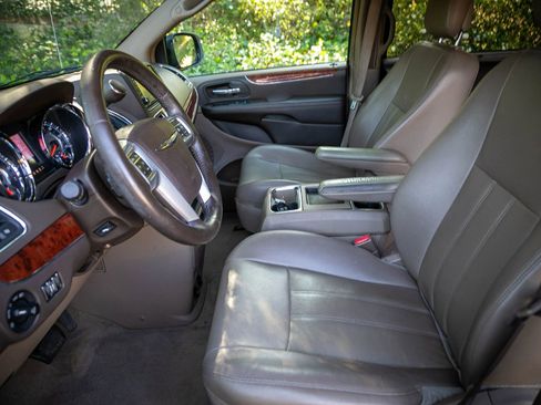 Used 2013 Chrysler Town & Country Touring-L w/ Driver Convenience Group FWD image 26