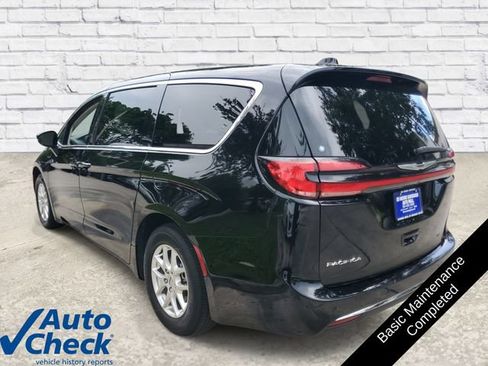 Used 2024 Chrysler Pacifica Touring-L FWD image 2
