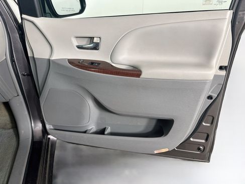 Used 2013 Toyota Sienna XLE FWD image 35