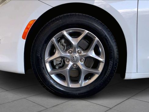 Used 2019 Chrysler Pacifica Limited image 11