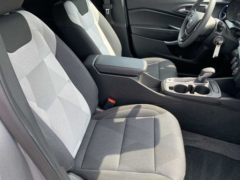 Certified 2025 Chevrolet Trax LS w/ LS Convenience Package FWD image 24