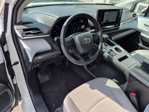 Used 2025 Toyota Sienna LE FWD image 17
