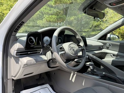 Used 2024 Hyundai Elantra SEL image 14