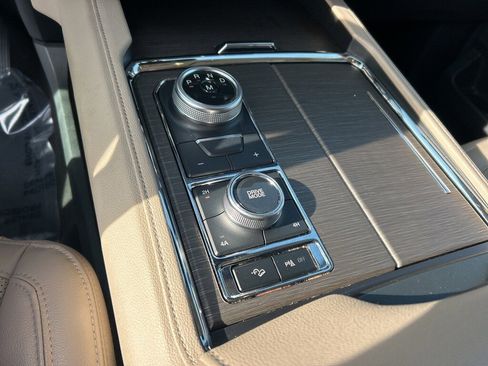 Used 2024 Ford Expedition Limited image 11