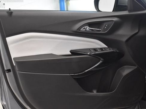 Used 2025 Chevrolet Trax LT w/ LT Convenience Package FWD image 20