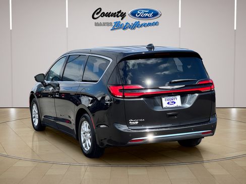 Used 2023 Chrysler Pacifica Touring-L FWD image 22