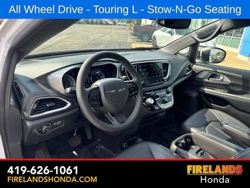 Used 2023 Chrysler Pacifica Touring-L w/ S Appearance Package AWD/4WD image 15