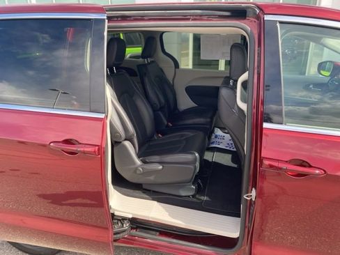 Certified 2022 Chrysler Pacifica Touring-L image 33